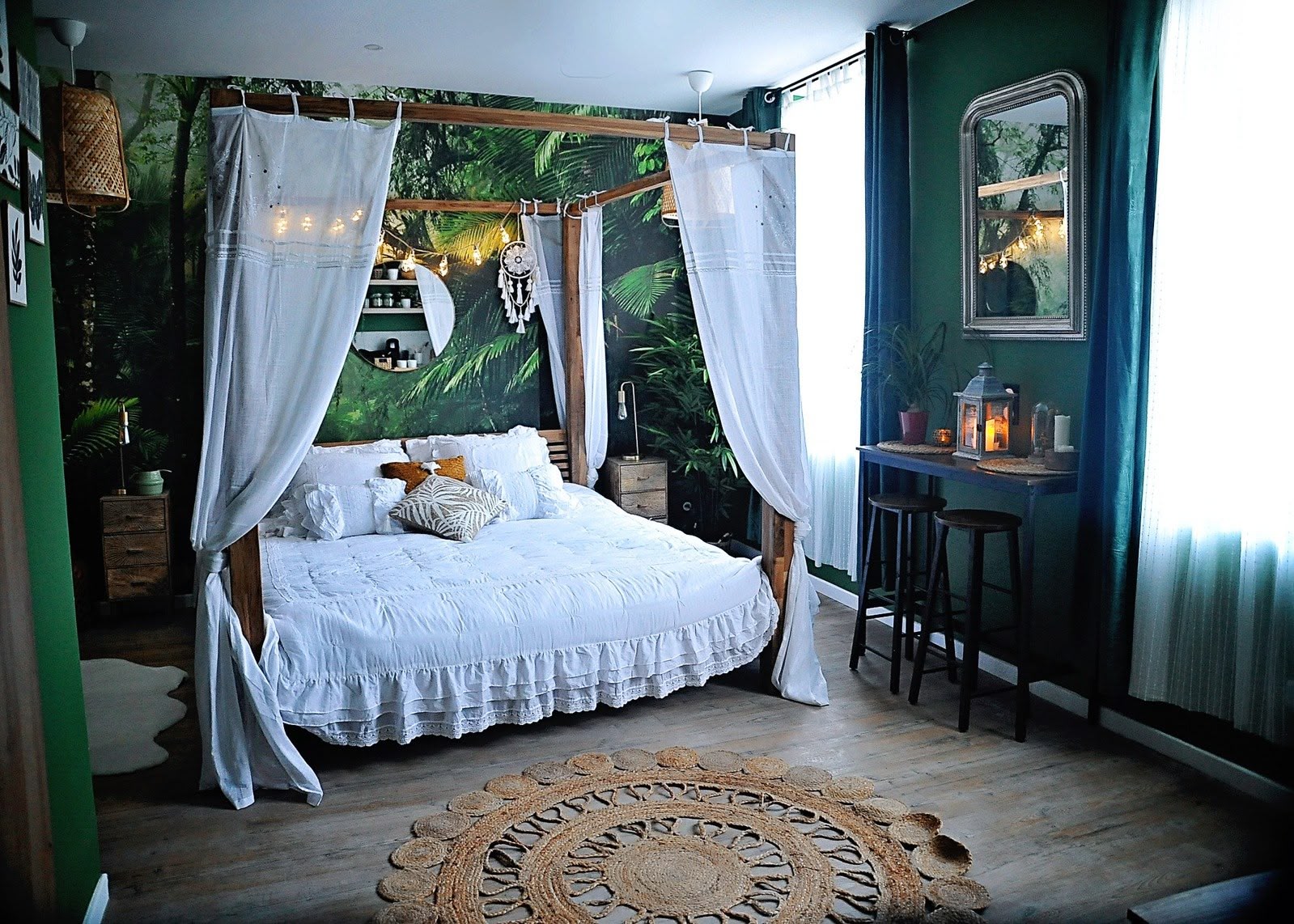 Love room romantique à thème jungle avec lit king size, lit à baldaquin, papier peint exotique, écran géant, jacuzzi, plantes, décoration sur-mesure, réservation Airbnb et Booking.