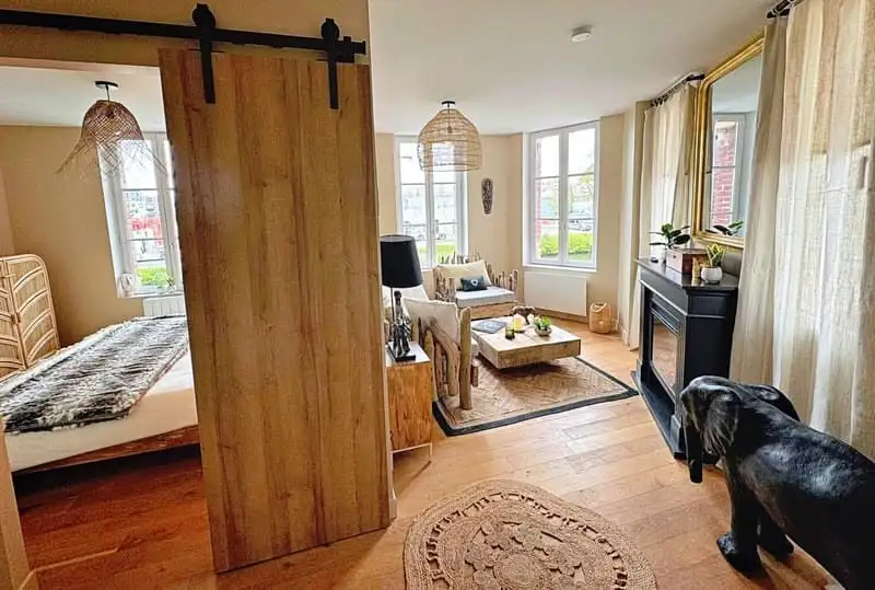 Love room Savane duplex avec baignoire spa, chambre avec lit à baldaquin, écran géant, salon cosy avec cheminée électrique, déco africaine, réservation Airbnb et Booking - Amiens