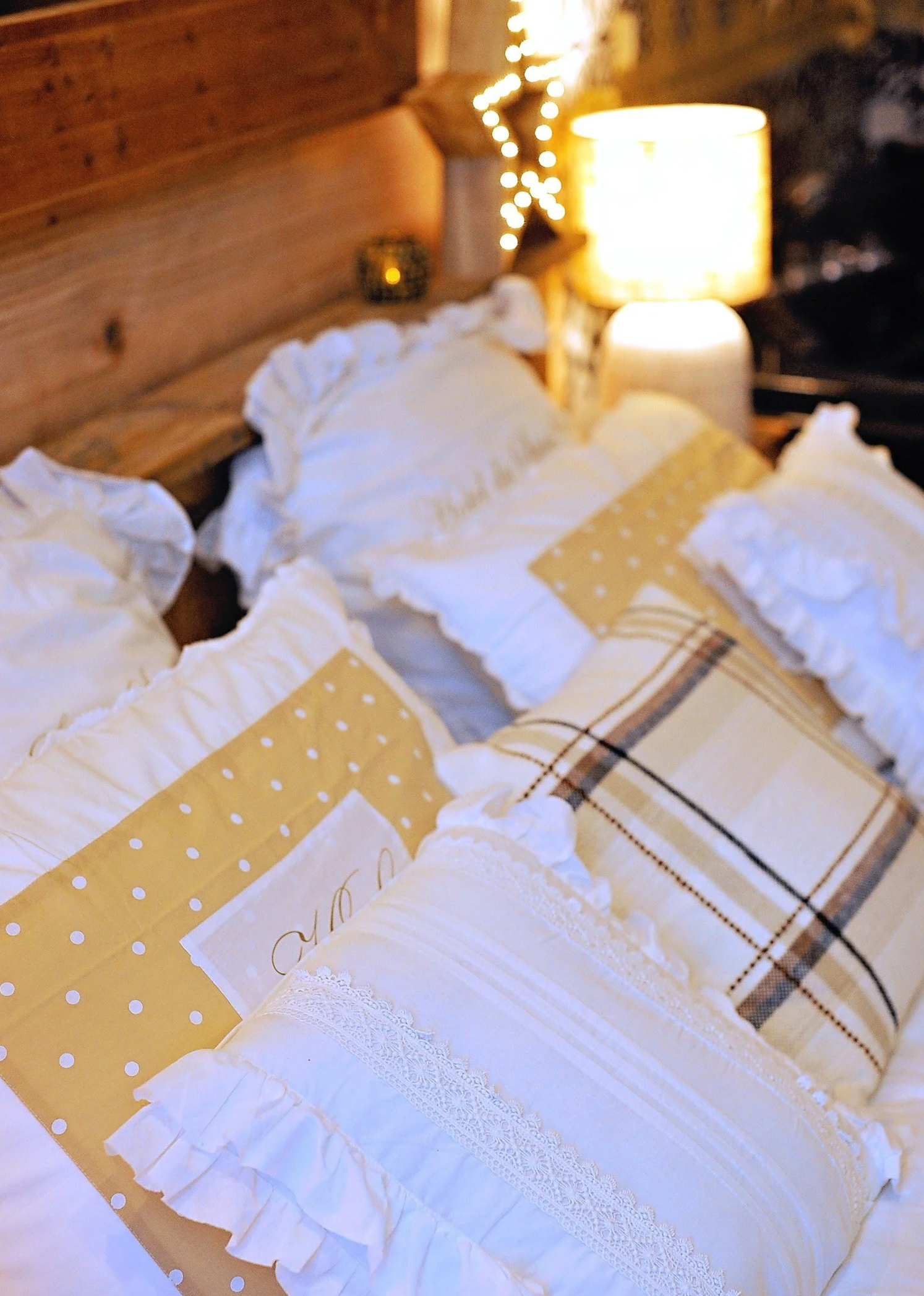 Love room chalet de montagne avec lit king size en bois, jacuzzi, cheminée électrique, coussins en fourrure, bougies, décoration chaleureuse, réservation Airbnb et Booking - Evreux