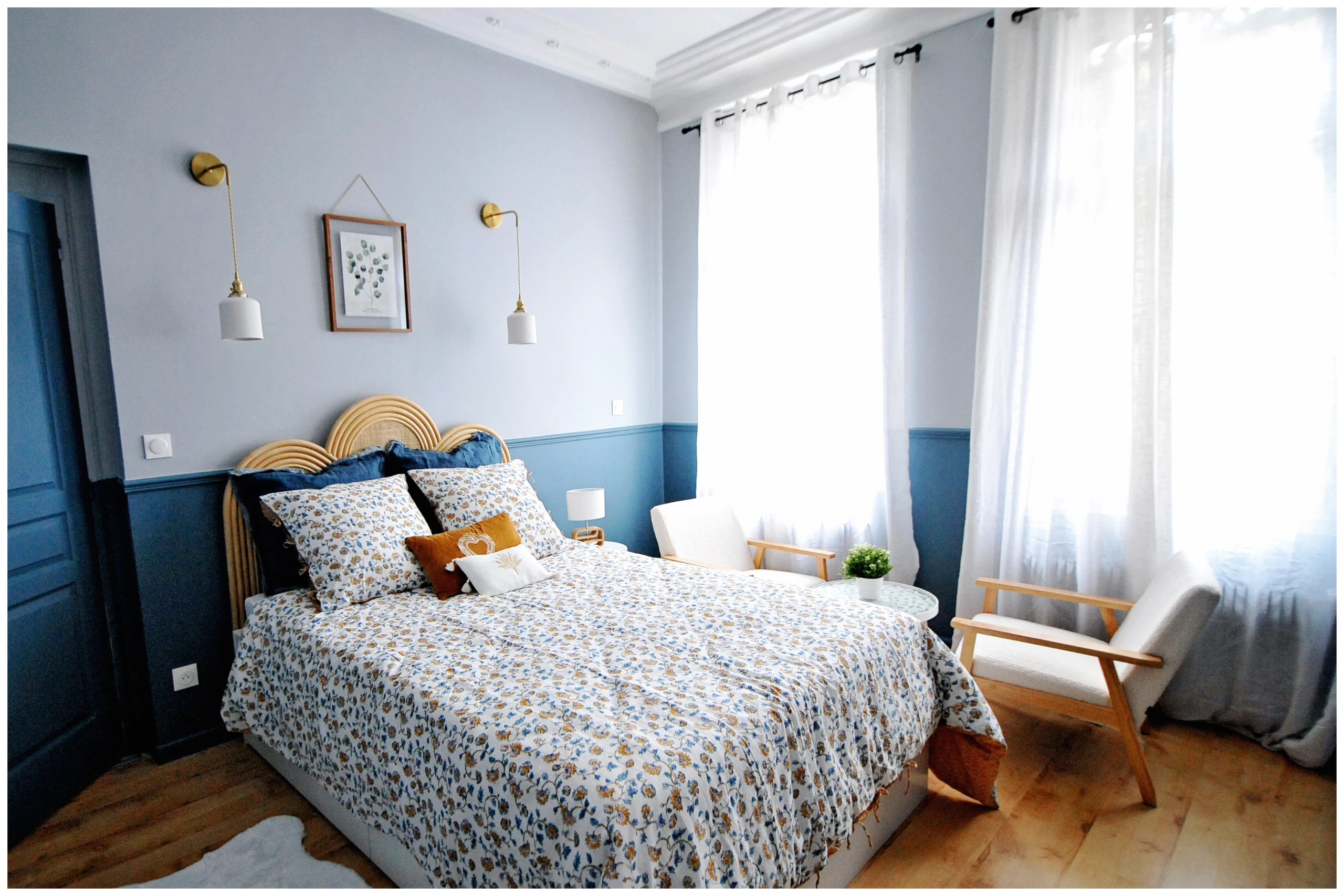 Chambre rénovée en colocation avec un lit coffre pratique, une décoration chaleureuse aux tons bleu et gris, une tête de lit en osier et une ambiance cosy et apaisante.