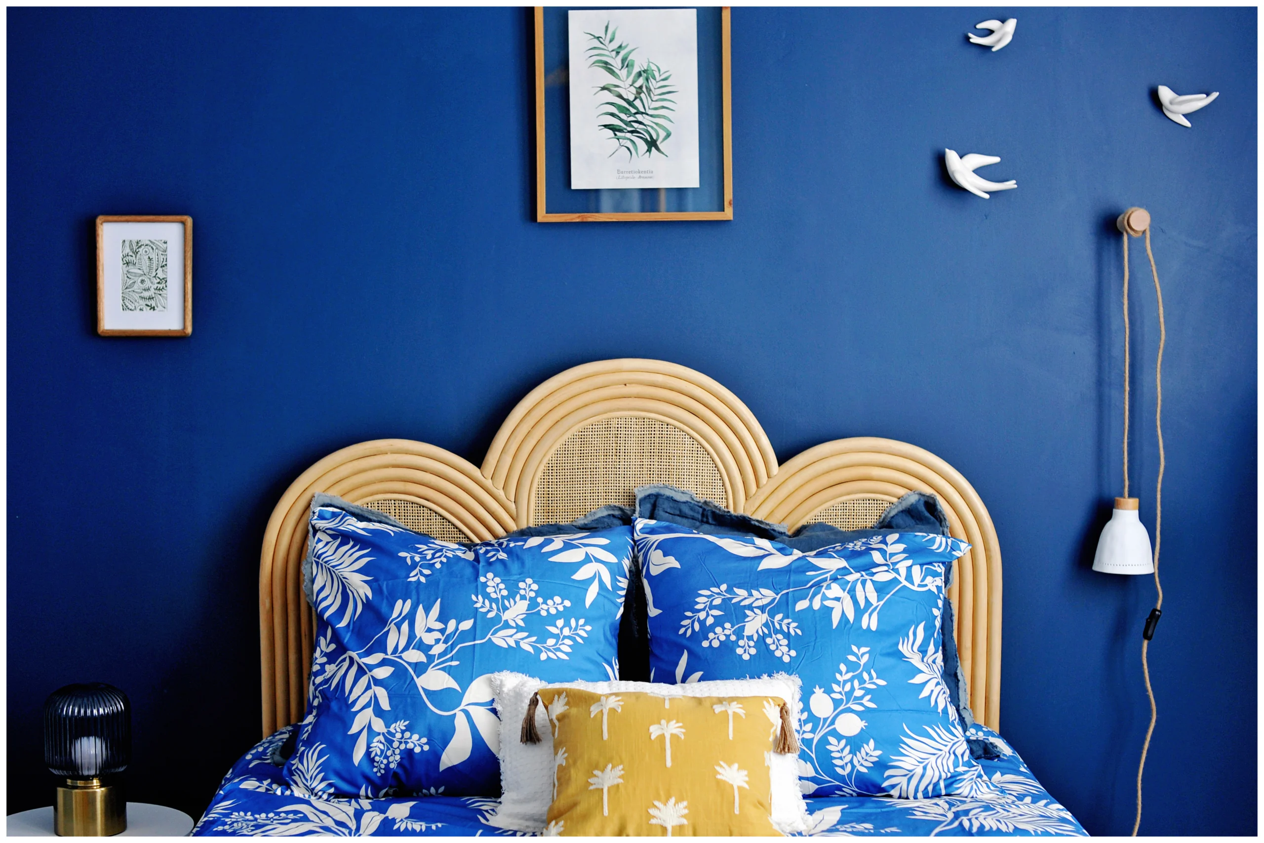 Chambre rénovée en colocation avec lit coffre et décoration moderne en bleu, tête de lit osier, décoration cosy et chaleureuse