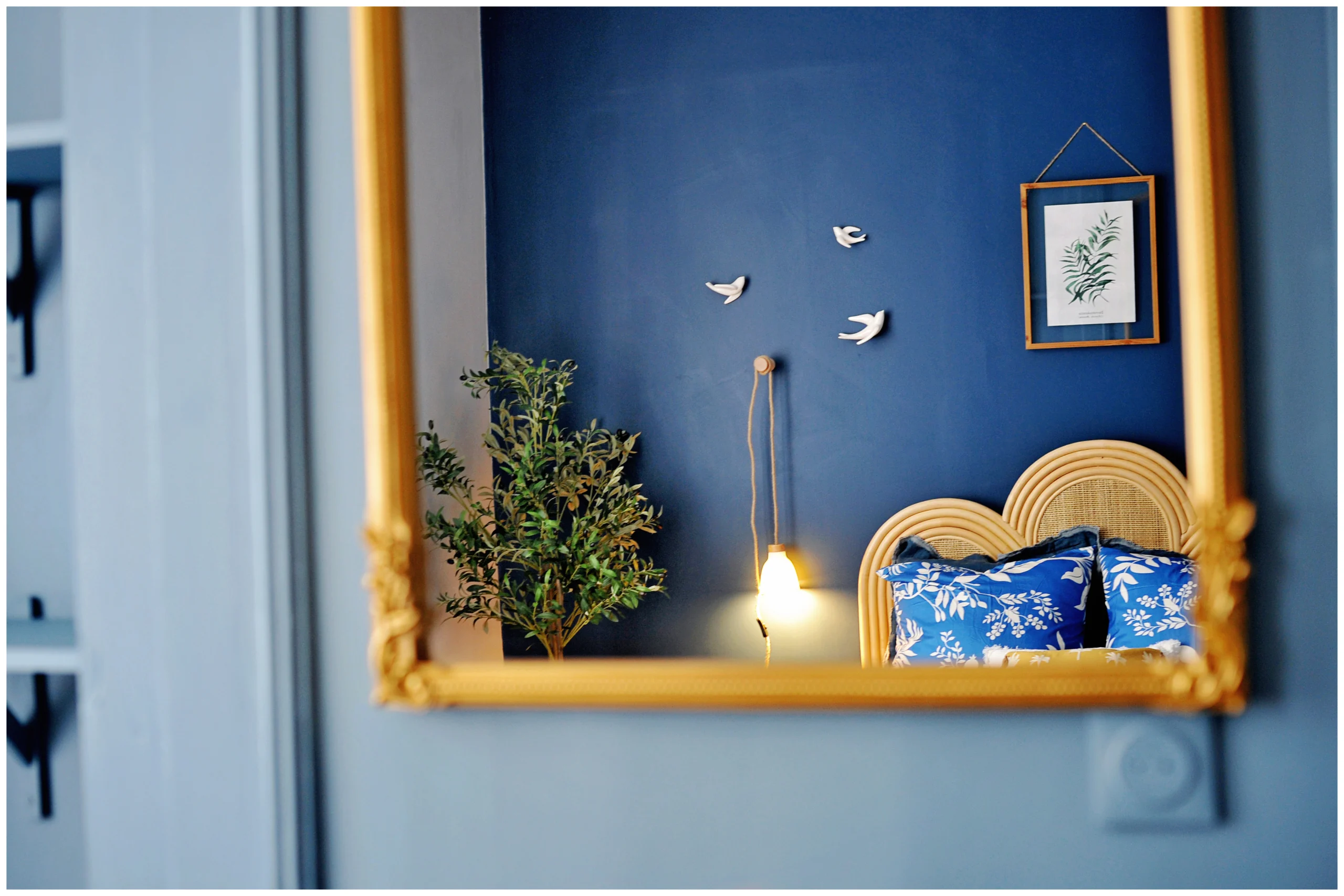 Chambre rénovée en colocation avec lit coffre et décoration moderne en bleu, tête de lit osier, décoration cosy et chaleureuse