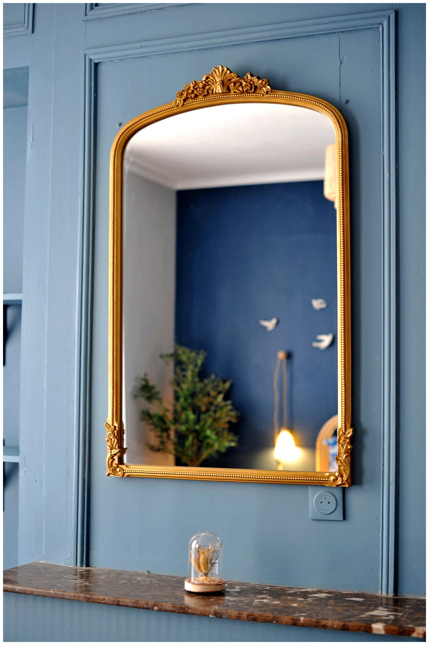 Chambre rénovée en colocation avec un lit coffre pratique, une décoration chaleureuse aux tons bleu et gris, une tête de lit en osier et une ambiance cosy et apaisante.