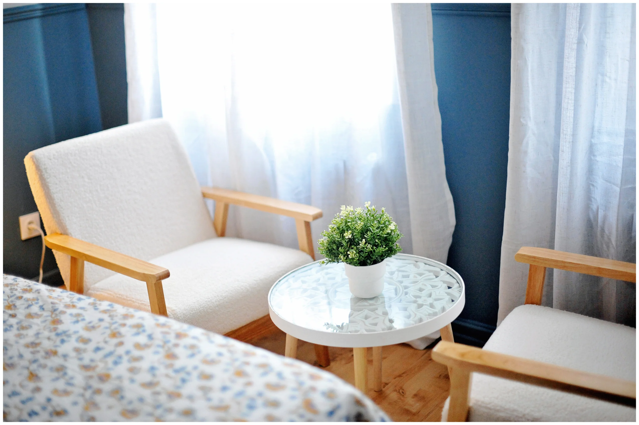 Chambre rénovée en colocation avec un lit coffre pratique, une décoration chaleureuse aux tons bleu et gris, une tête de lit en osier et une ambiance cosy et apaisante.
