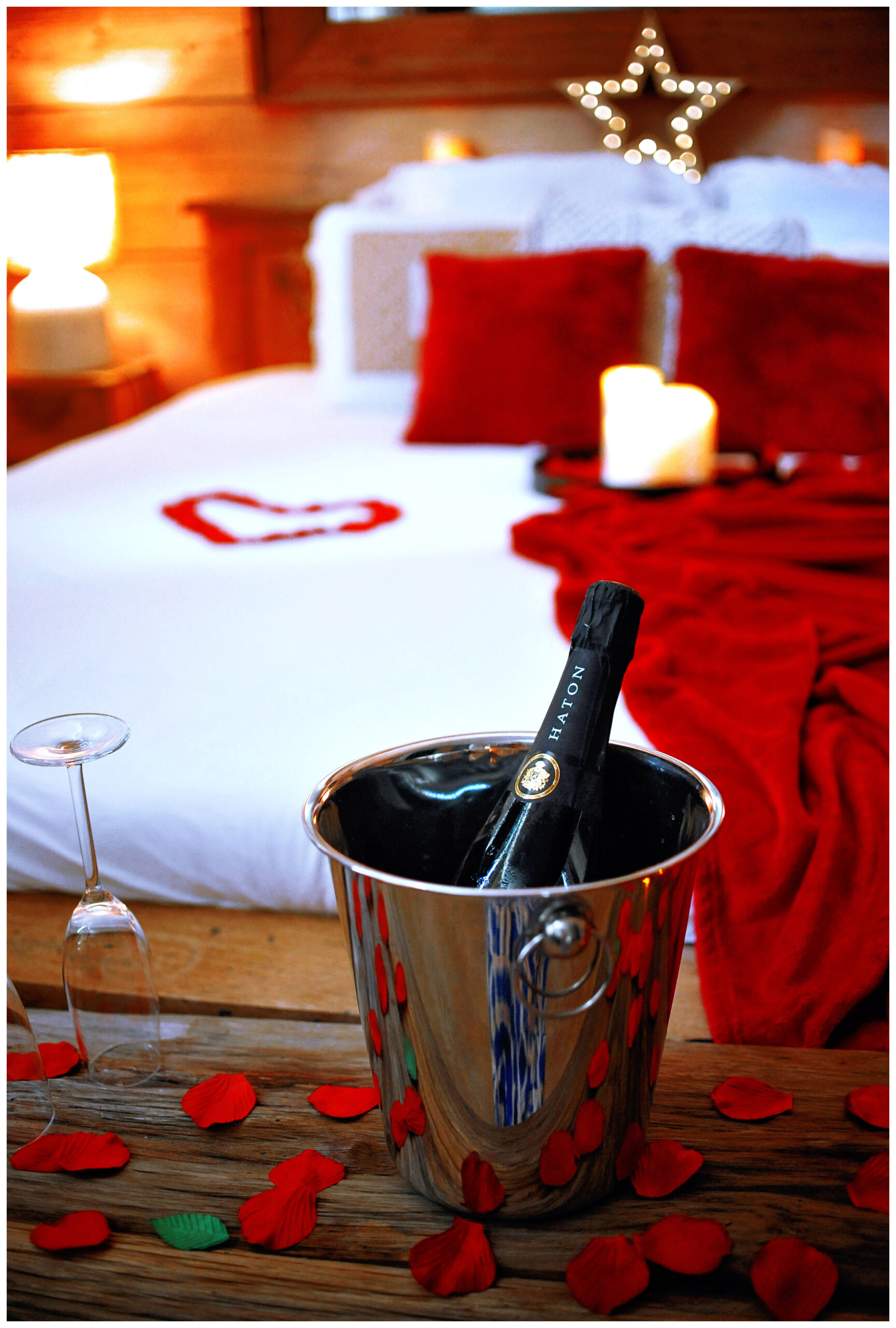 Love room chalet de montagne avec lit king size en bois, jacuzzi, cheminée électrique, coussins en fourrure, bougies, décoration chaleureuse, réservation Airbnb et Booking - Evreux