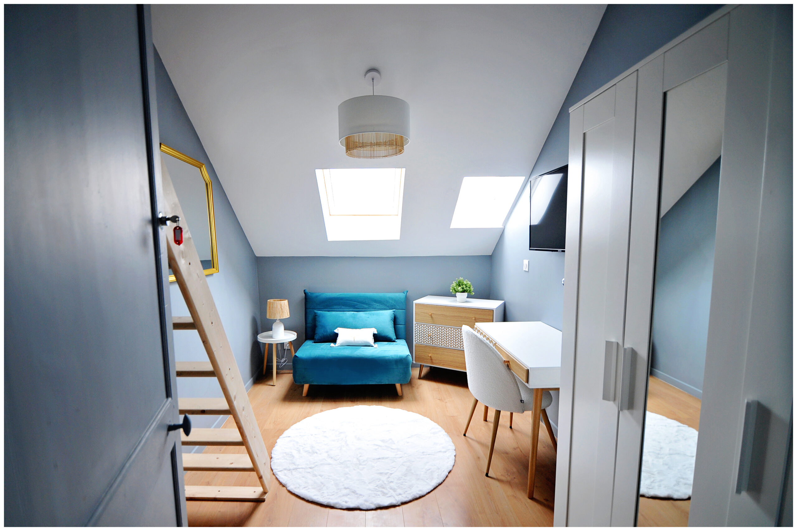 Chambre rénovée en colocation avec un lit coffre pratique, une décoration chaleureuse aux tons bleu et gris, une tête de lit en osier et une ambiance cosy et apaisante.