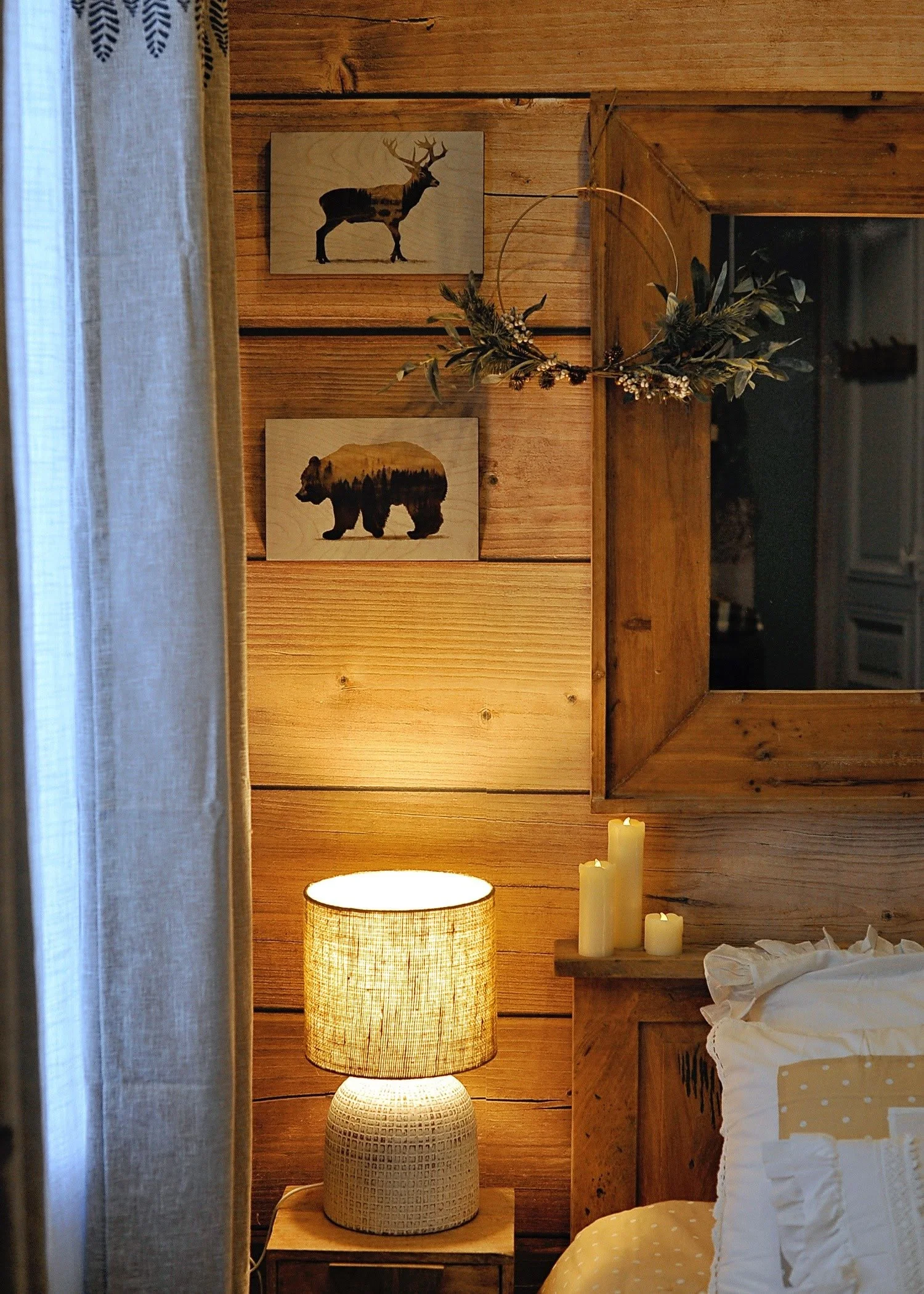 Love room chalet de montagne avec lit king size en bois, jacuzzi, cheminée électrique, coussins en fourrure, bougies, décoration chaleureuse, réservation Airbnb et Booking - Evreux