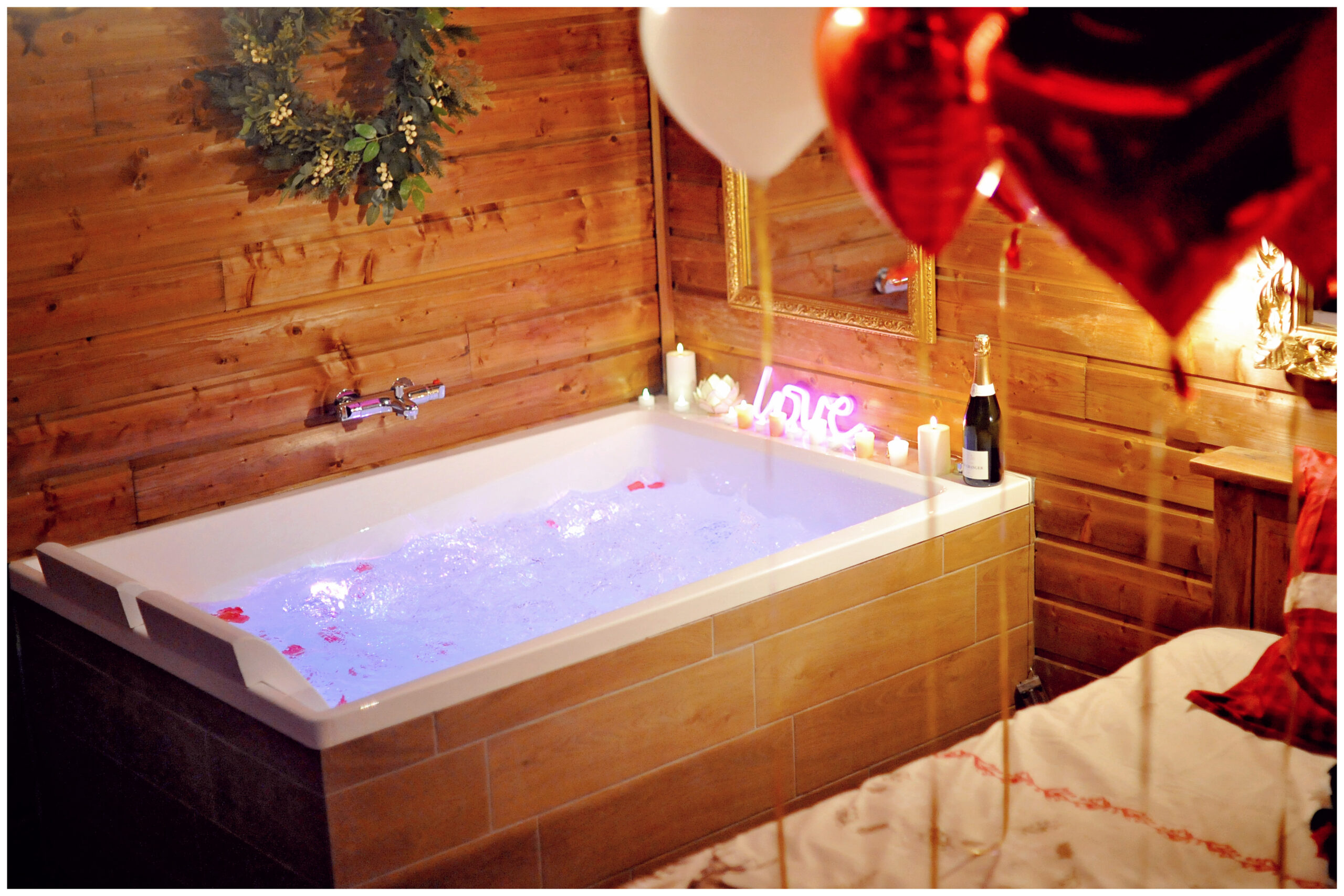 Blossom Interiors - Décoration d'intérieur logement locatif - airbnb - booking - love room - logement atypique et à thème - location saisonnière - location - colocation - rénovation - investissement immobilier - réservez votre nuit en amoureux dans un logement atypique haut de gamme immobilier